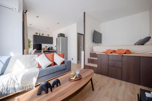 Renovated Studio walking distance to Paris