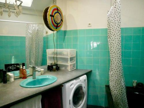 uma casa de banho com uma máquina de lavar roupa num lavatório em Superbe appartement de 120m2 en plein Paris em Paris
