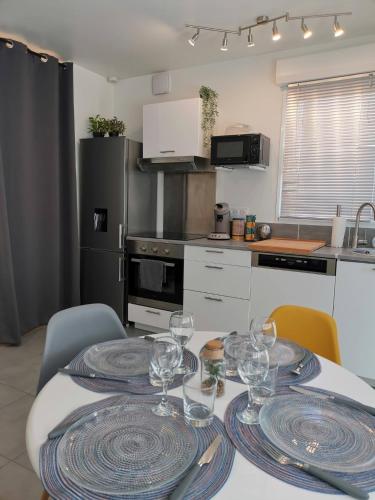 une cuisine avec une table avec des verres à vin dessus dans l'établissement L'Echo des Vagues, au Havre