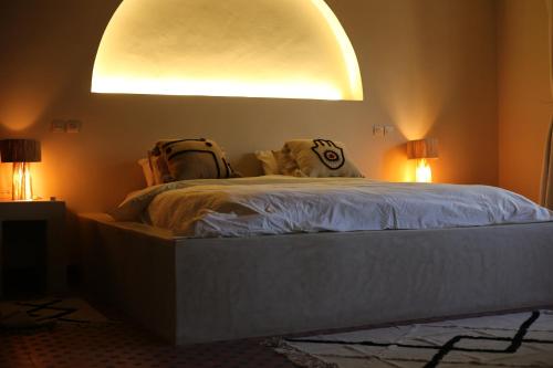 Un dormitorio con una cama con dos mochilas. en Kasbah des cyprès en Skoura