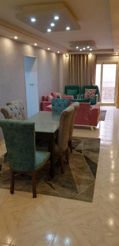 uma sala de jantar com uma mesa e cadeiras e um sofá em الاسكندريه em Alexandria