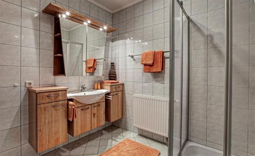 a bathroom with a sink and a shower at Schwalbenhof - Urlaub am Bauernhof in Sankt Stefan im Rosental