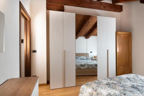 una camera da letto con pareti bianche, un letto e un tavolo in legno di Maison Château - Vista Castello di Saint Pierre a Saint-Pierre