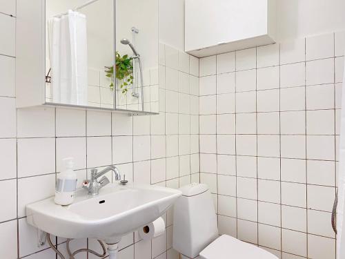 een witte badkamer met een wastafel en een toilet bij One Bedroom Apartment In Rdovre, Trnvej 41b, in Rødovre
