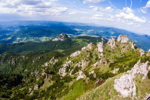 uma vista para as montanhas a partir do topo de uma montanha em Ubytovanie Hrabiny em Sučany