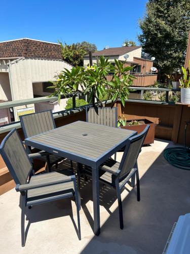 einen schwarzen Tisch und zwei Stühle auf einer Terrasse in der Unterkunft * 3 Bedroom*2 Bath*Condo*Metro*Theatre*SC Plaza* in Santa Ana