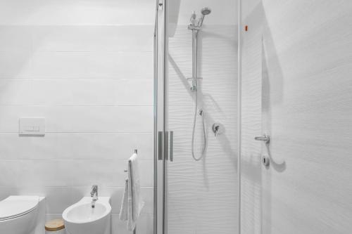 La salle de bains est pourvue d'une douche, de toilettes et d'un lavabo. dans l'établissement Harmony House [Free Parking-Terrace-Netflix], à Milan