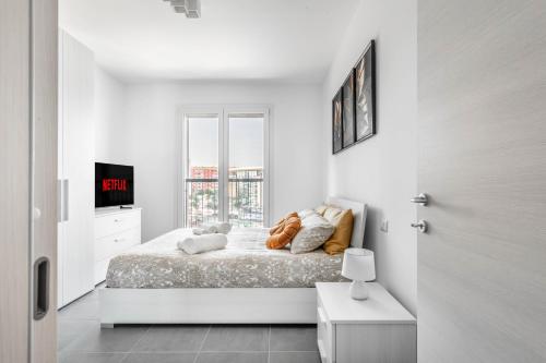 - une chambre blanche avec un lit et une fenêtre dans l'établissement Harmony House [Free Parking-Terrace-Netflix], à Milan