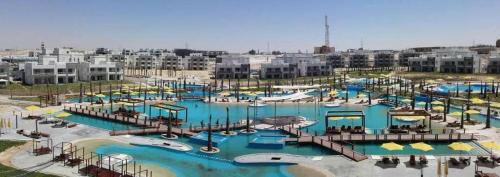 eine Luftaufnahme eines Wasserparks in einer Stadt in der Unterkunft Amwaj North Cost VIP Chalet in El-Alamein