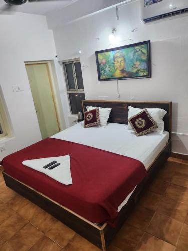 een slaapkamer met een groot bed en een rode deken bij Sea doll 7th floor with Sea view in Visakhapatnam