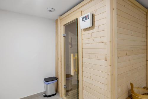 drzwi do prysznica z napisem w obiekcie Star View w mieście Fuengirola