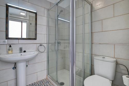 y baño con ducha, aseo y lavamanos. en CRISTINA´S HISTORICAL VIEWS, en Santa Cruz de la Palma