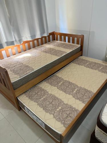 two beds sitting next to each other in a room at Flat Cavalinho Branco - Ap 136 in Águas de Lindoia