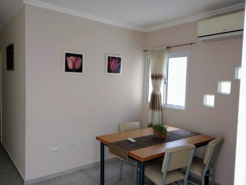 Departamento 2 Complejo Sol de Oeste في سان خوان: غرفة طعام مع طاولة وكراسي خشبية