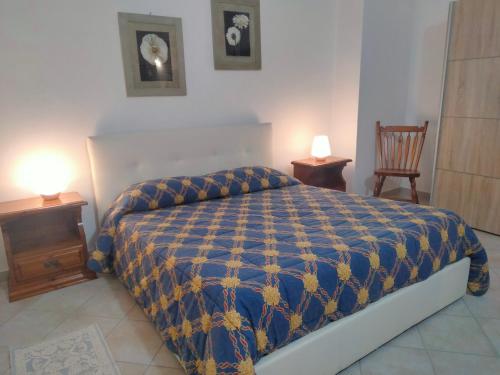 - une chambre avec un lit, deux tables et deux lampes dans l'établissement Holiday Villa, à Osilo