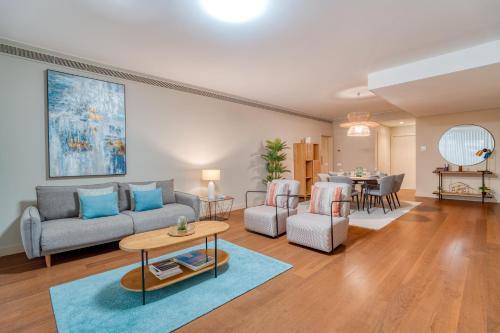 uma sala de estar com um sofá e uma mesa em Royal Sea View I - Two bedroom apartment no Funchal