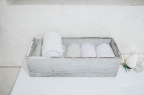 uma caixa de madeira com quatro toalhas em Luxury Loft - Milano Centrale em Milão