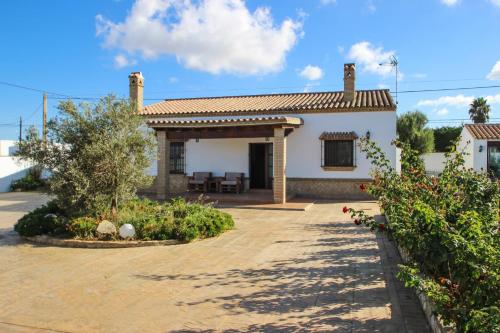 una casa con patio frente a ella en Vivienda Rural El Chirimbolo, en Conil de la Frontera