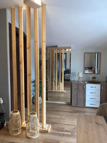 una sala de estar con columnas de madera en una habitación en Kalliston - Meteora en Kalambaka