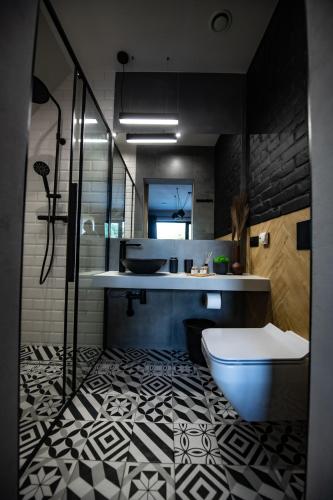 a bathroom with a tub and a toilet and a sink at Dom z basenem Bałtów 22 in Bałtów