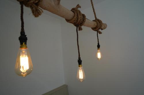 um grupo de luzes penduradas no tecto em Gortnagory Cottage Carnlough em Carnlough