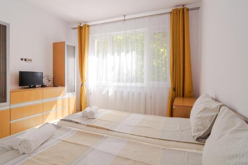 Un dormitorio con una cama grande y una ventana en The Right Choice 3, en Sofía