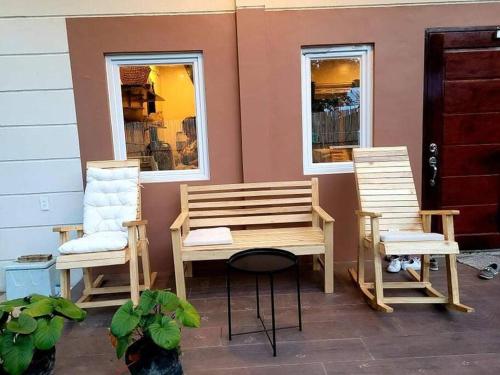 Ein Sitzbereich in der Unterkunft Tiny Hideaway Mutya House with free 2 scooters