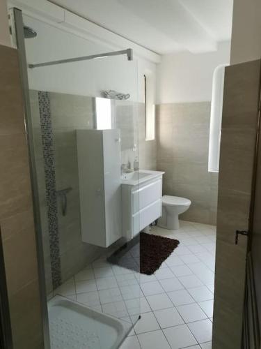 La salle de bains est pourvue d'un lavabo et de toilettes. dans l'établissement Dépendance dans Mas traditionnel avec piscine, à Argelès-sur-Mer