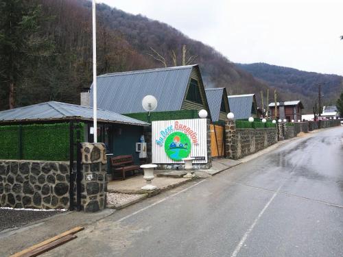 un edificio con un cartello sul lato di una strada di Sapanca Sudere Bungalov 2 a Sakarya