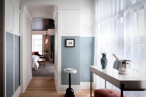 una sala de estar con un pasillo con una pared azul en Perry Lane Hotel, a Luxury Collection Hotel, Savannah en Savannah