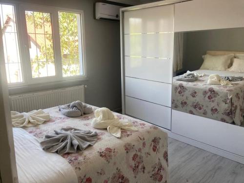sypialnia z 2 łóżkami i ręcznikami w obiekcie AR İSTANBUL w Stambule