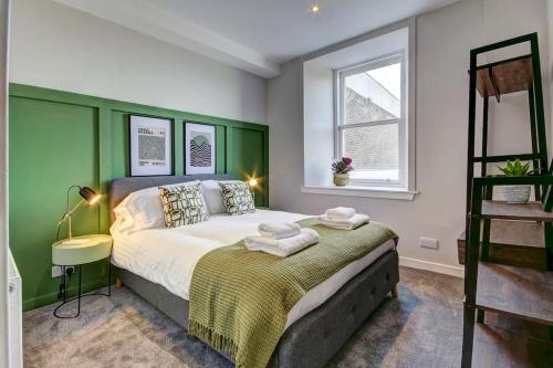 Säng eller sängar i ett rum på The Irvine - Coorie Doon Apartments