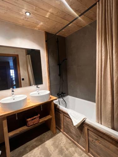 ein Badezimmer mit 2 Waschbecken und einer Badewanne in der Unterkunft Les Chalets Aquarelle in Chamonix-Mont-Blanc