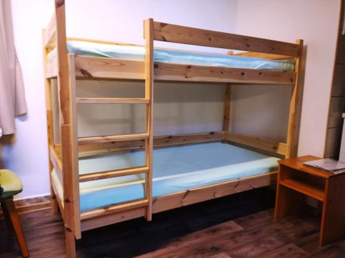 kilka łóżek piętrowych w pokoju w obiekcie Chatka Horec w Starej Leśnej