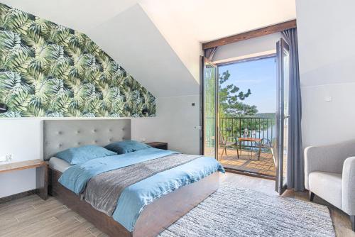1 dormitorio con 1 cama y balcón en Azyl Widoki en Wielkie Leżno