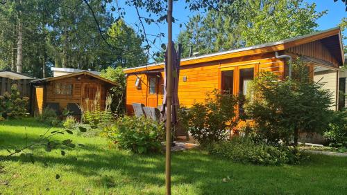 een kleine houten hut in een tuin bij De Bosuil in Putten