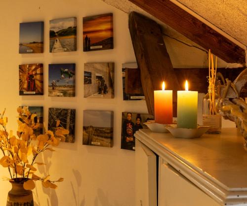 eine Theke mit zwei Kerzen und Bildern an einer Wand in der Unterkunft Høloftet bb in Esbjerg