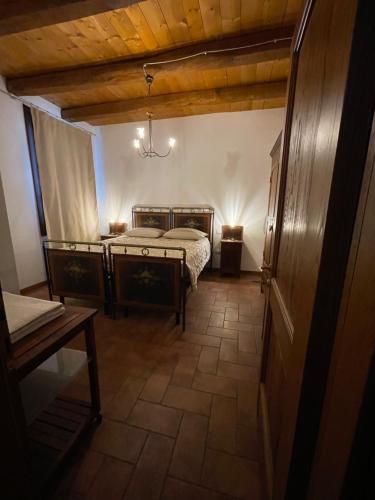 ヴィチェンツァにあるResidenza Aironeのベッドルーム1室(ベッド1台、テーブル付)