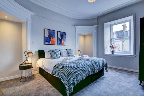 Un pat sau paturi într-o cameră la The Annick - Coorie Doon Apartments