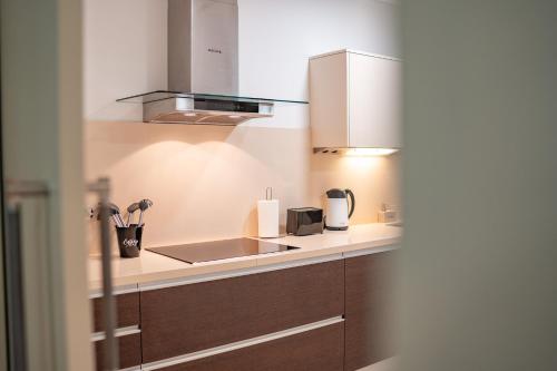 uma cozinha com um lavatório e uma bancada em Royal Sea View I - Two bedroom apartment no Funchal