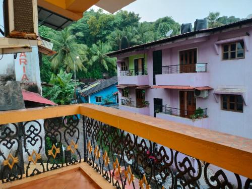 - un balcon avec vue sur un bâtiment dans l'établissement Villa Cleto Guest House, à Panaji
