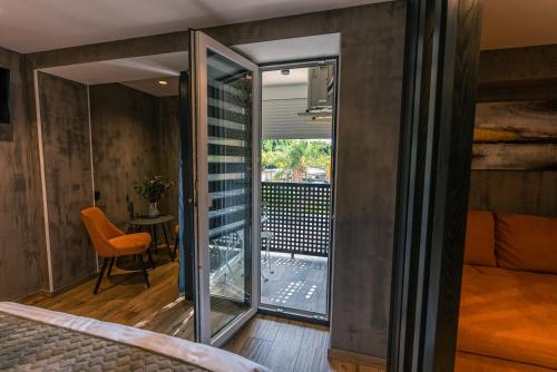una camera da letto con porta scorrevole in vetro che conduce a un balcone di Apartments DREAM a Málaga