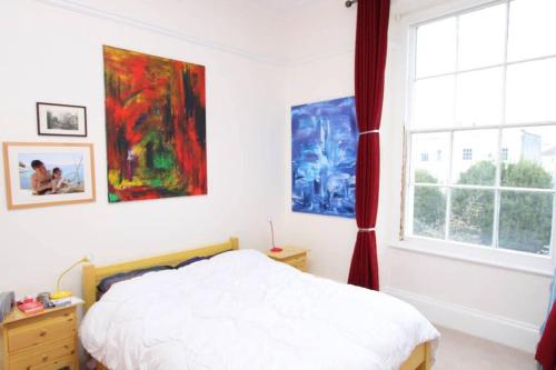 Voodi või voodid majutusasutuse Stunning Arty Apartment in the heart of Clifton toas