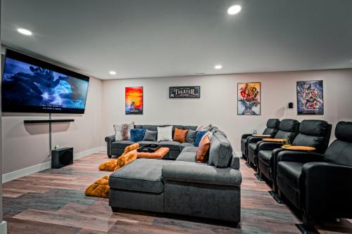a living room with couches and a flat screen tv at Season 4 Escape - Managed by Gr8Escapes in Massanutten