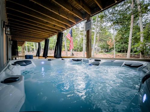 - un bain à remous au milieu d'une pièce dans l'établissement Sauna - Hot Tub - Theater - Arcade - Family Fun, à Massanutten