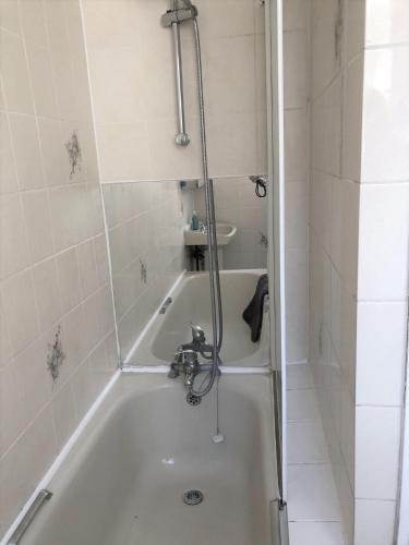 Spacious West London 2 Bedroom Apartment photo 41