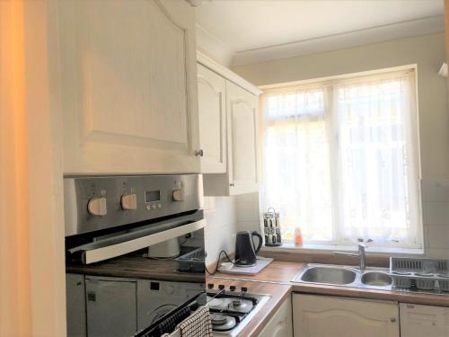 Spacious West London 2 Bedroom Apartment photo 36