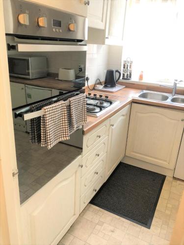 Spacious West London 2 Bedroom Apartment photo 37