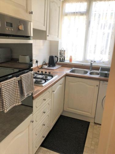 Spacious West London 2 Bedroom Apartment photo 39