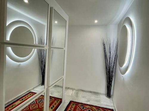 um quarto com uma parede com dois espelhos e um tapete em Apartamento La Victoria em Córdoba